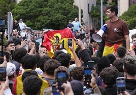 Jóvenes con banderas franquistas durante los actos del agitador de ultraderecha Vito Quiles en Canarias.