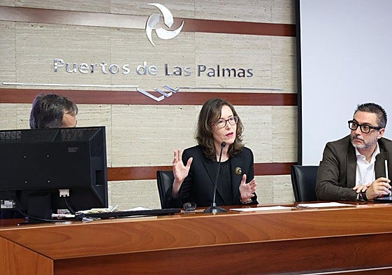 Ana María Feria Plaza (c) durante su ponencia de este miércoles.