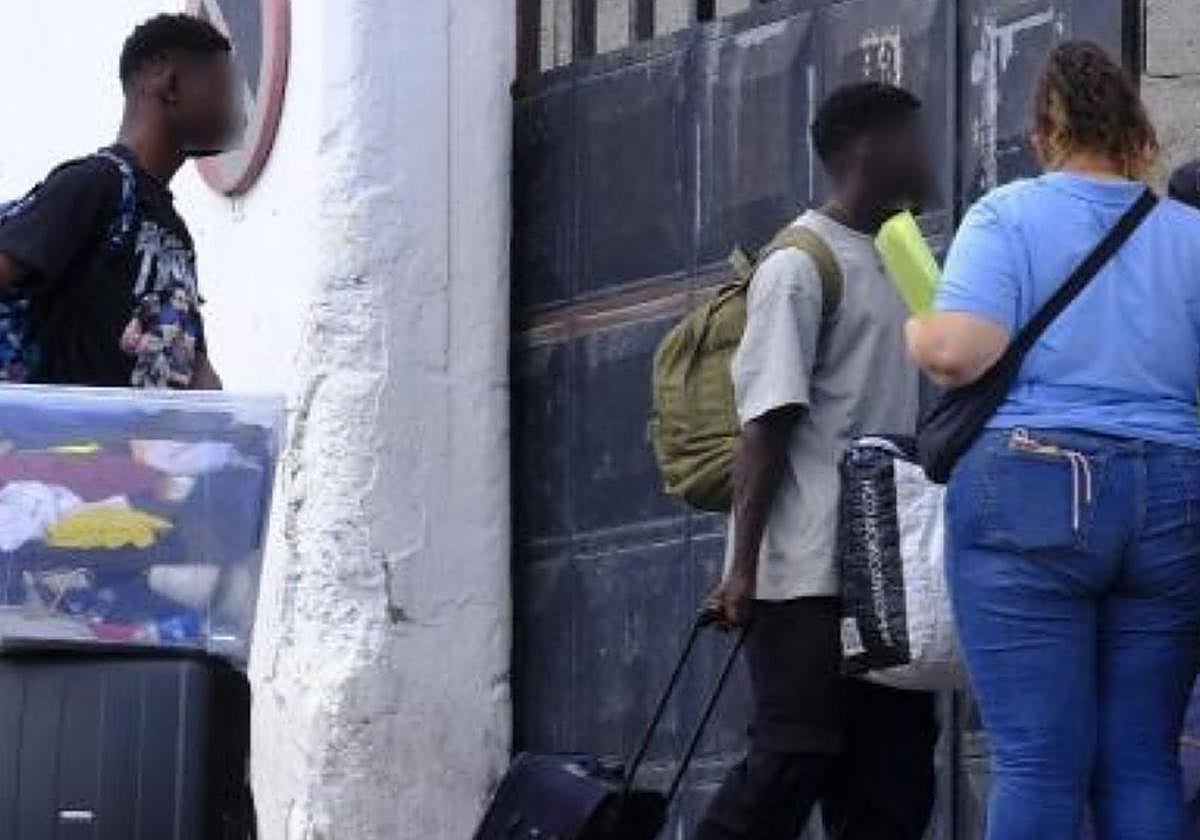 Imagen de archivo de menores extranjeros con asilo entrando en el centro de tránsito Canarias 50 en Gran Canaria.