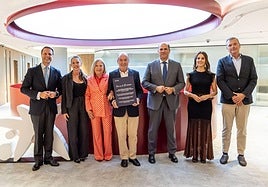 Sanjuán -centro- posa en la sede territorial de la entidad financiera en Canarias, donde recibió su galardón.