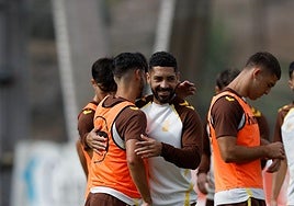 Gesto cariñoso de Álex Suárez con un compañero durante un entrenamiento reciente en Barranco Seco