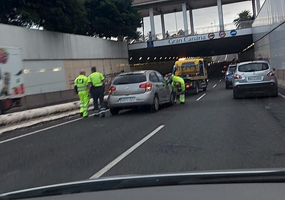 Imagen de la retirada de uno de los vehículos.