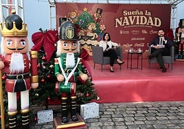 Darias e Íñiguez durante la presentación del programa navideño, en el Rodríguez Quegles.