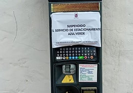 Aviso municipal colocado en todos los parquímetros de la llamada zona azul de la capital de Fuerteventura.