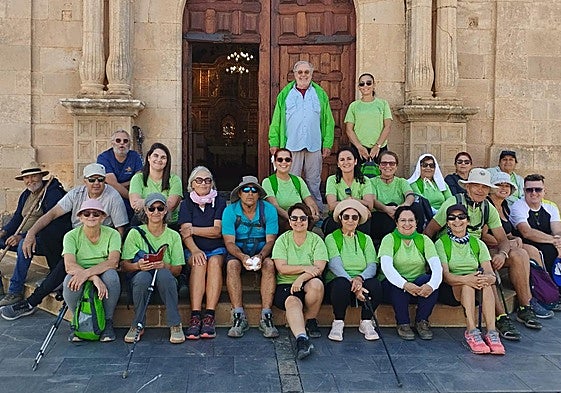 Los senderistas, con su guía, en la puerta del santuario de la Peña, en Vega de Río Palmas.