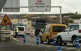 Carril cortado en la carretera del norte de Gran Canaria.