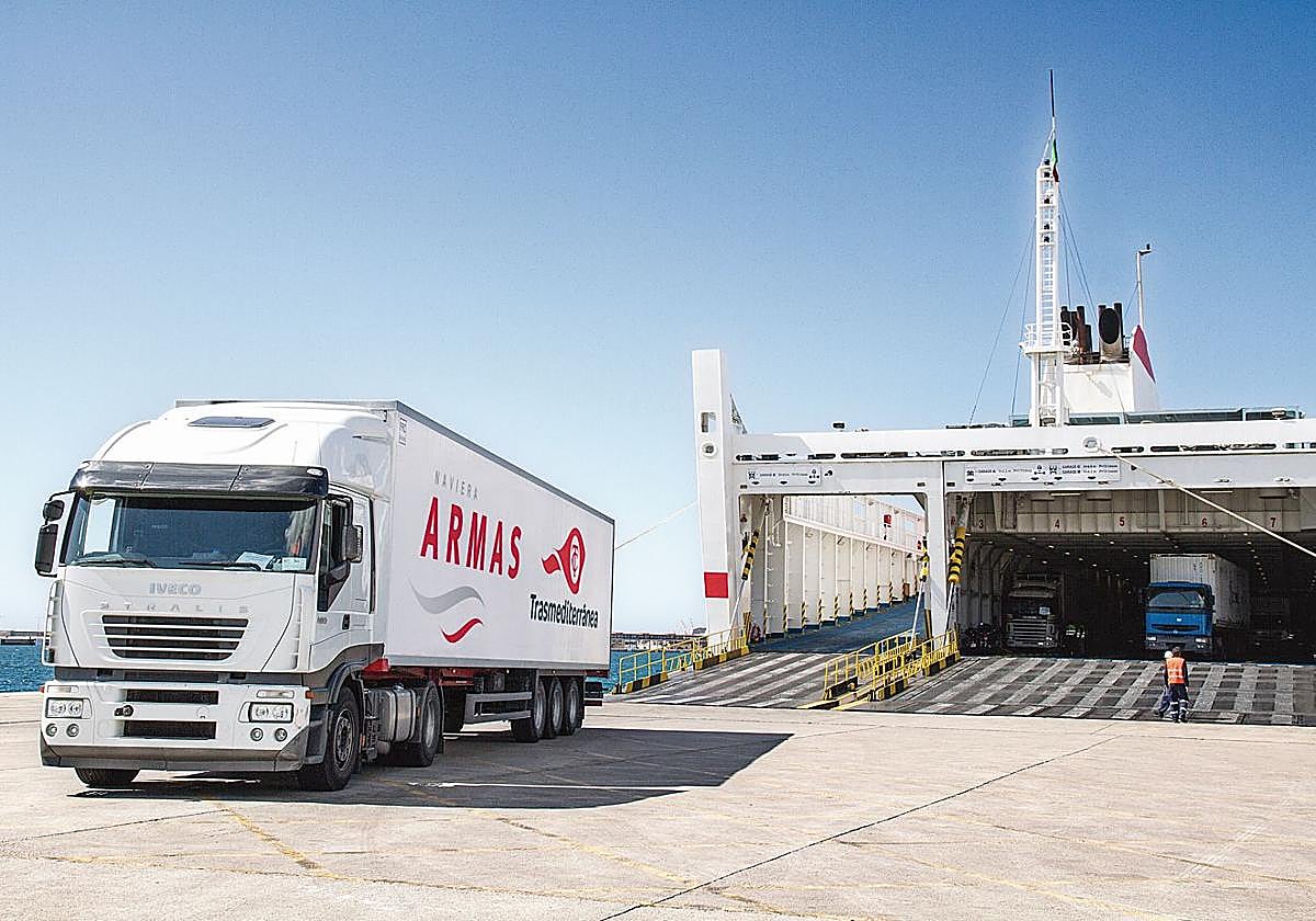 Armas Trasmediterránea, un puente que une a las islas por mar
