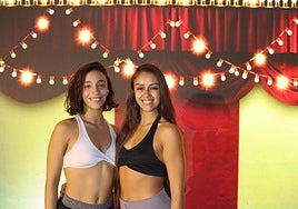 Ángeles Perera y Ciara Sosa, bailarinas canarias del show 'Vegas Rouge'.