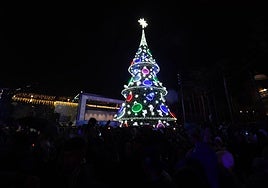 Imagen del árbol de navidad del centro comercial Las Arenas encendido.