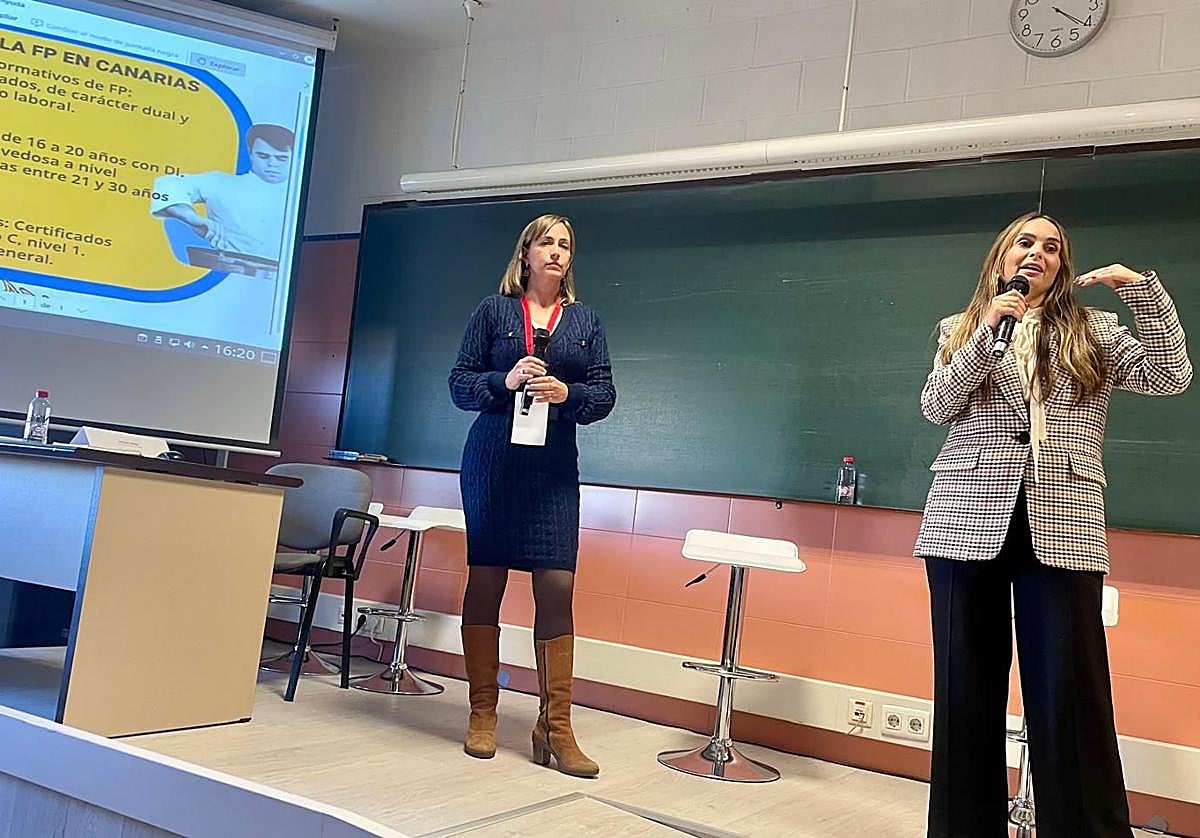 María Victoria Molina (i) y Leticia Yánez, durante la presentación en el Congreso de Universidades y Discapacidad