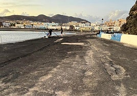Muelle de Tarajalejo, en el municipio de Tuineje, con sus habituales pescadores y los huecos y baches en el firme exterior.