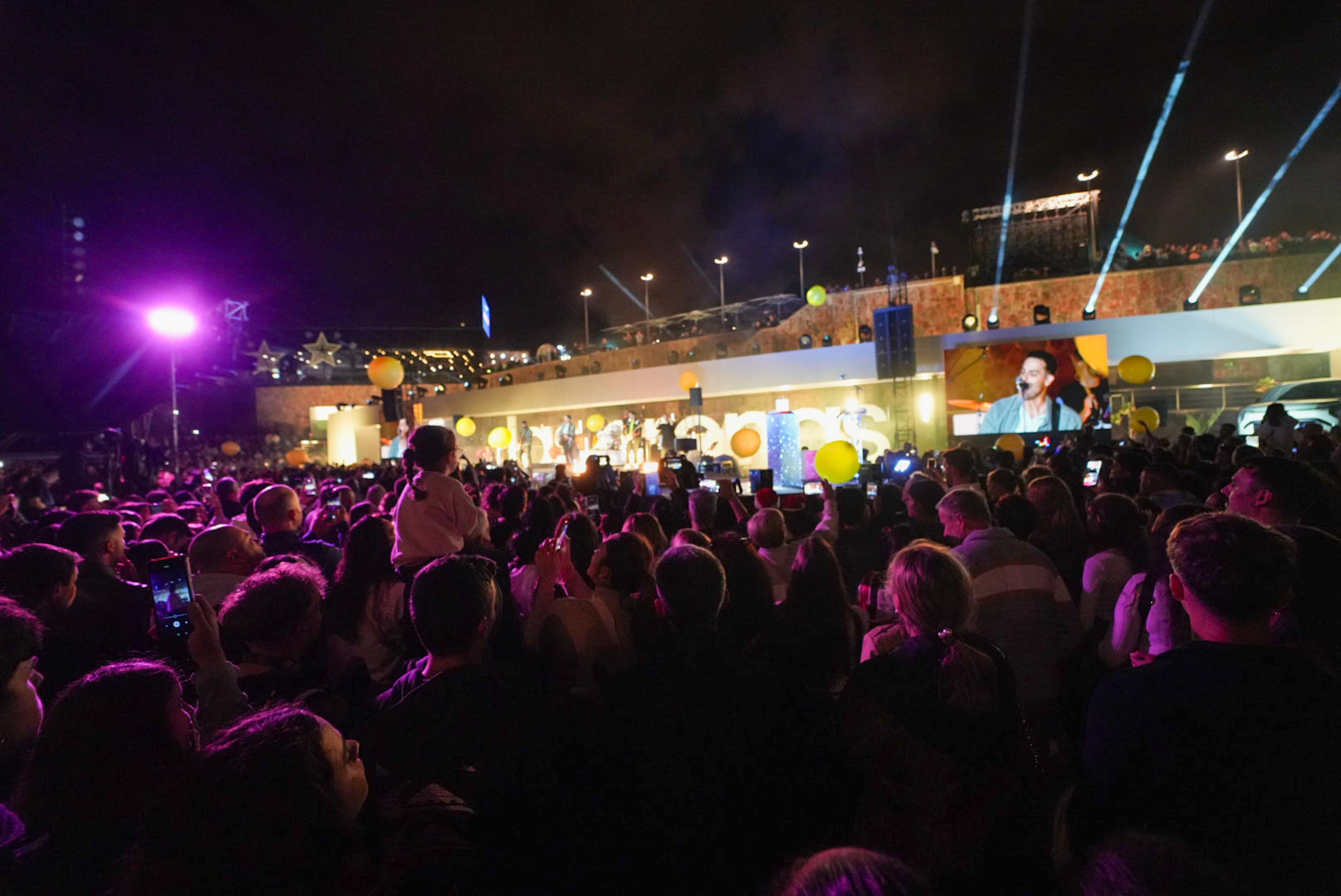 El encendido de las luces de navidad de Las Arenas, en imágenes