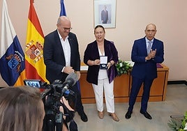 Momento de la entrega de la medalla.