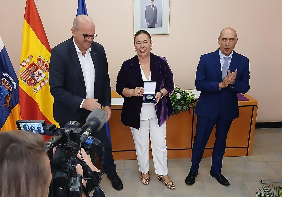 Momento de la entrega de la medalla.