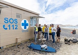 Autoridades y personal de salvamento, junto a la nueva caseta.