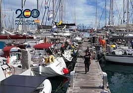 El refuerzo operativo en el muelle deportivo garantiza seguridad y apoyo a las tripulaciones.
