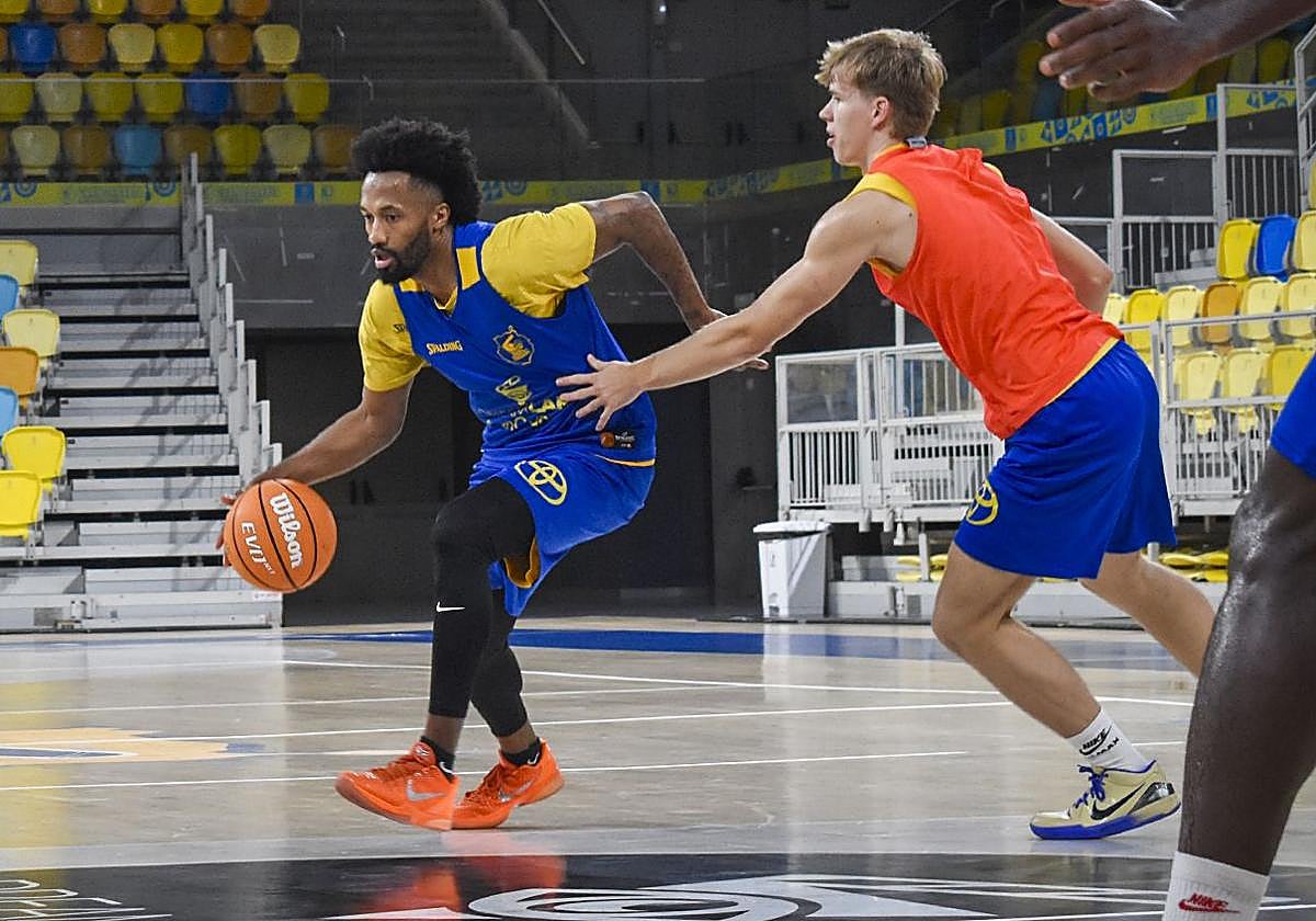 Angola supera a Heinonen en un entrenamiento esta semana en el Arena.