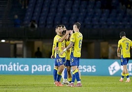 Loiodice, abrazado por Barcia, se dispone a saludar a Barcia a la conclusión del partido ante el Albacete.