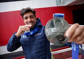 El saltador grancanario Carlos Gimeno lució sus últimos metales y éxitos en CANARIAS7, haciendo balance de 2025 y analizando los futuros retos para el próximo año.