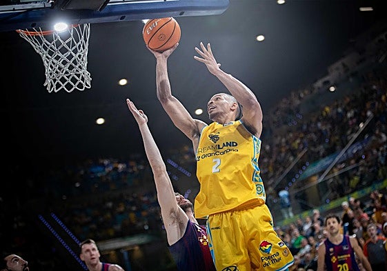 Wong lanza a canasta, durante el choque frente al Barça.