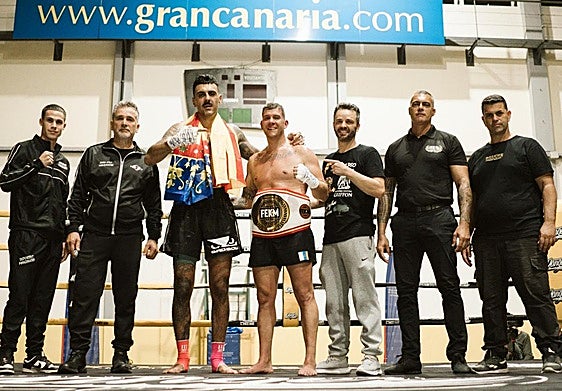 Cazorla, en el centro de la imagen, luciendo su flamante cinturón de campeón de España.