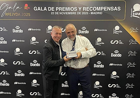 Alejandro Doblado (izquierda), con el premio otorgado a la Federación Canaria.