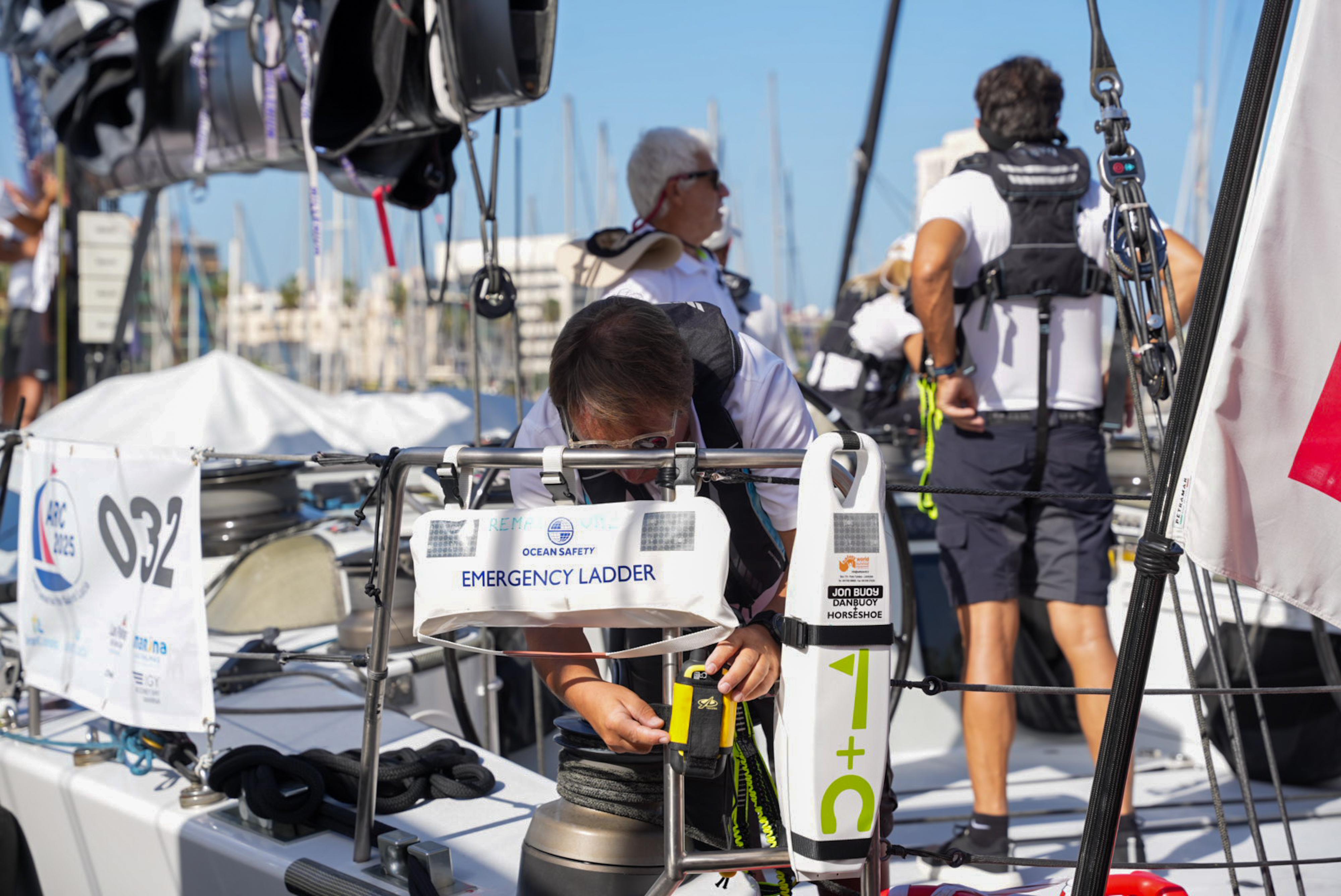 Despedida multitudinaria en la 40ª ARC: navegantes de 33 nacionalidades parten desde el Muelle Deportivo