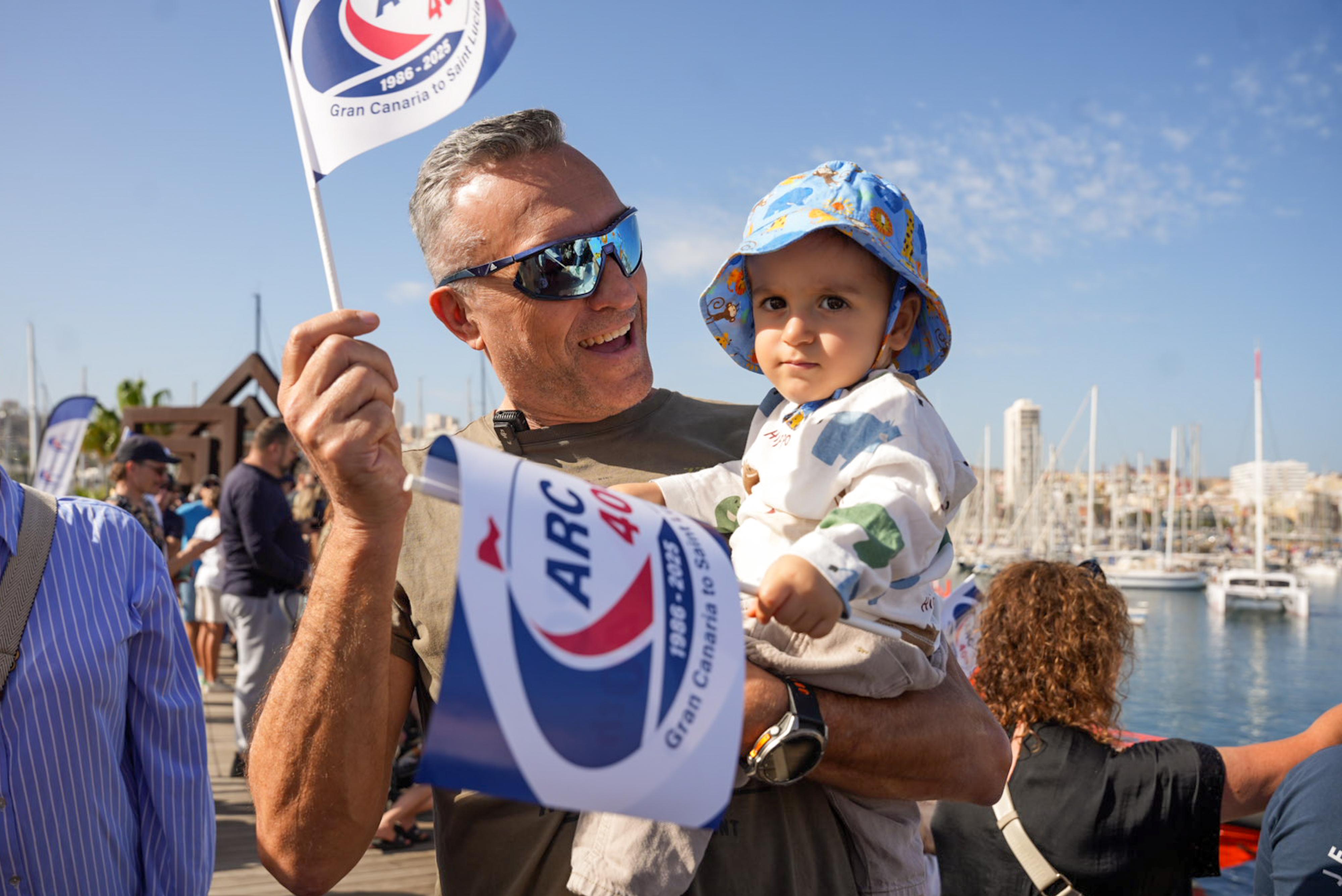 Despedida multitudinaria en la 40ª ARC: navegantes de 33 nacionalidades parten desde el Muelle Deportivo