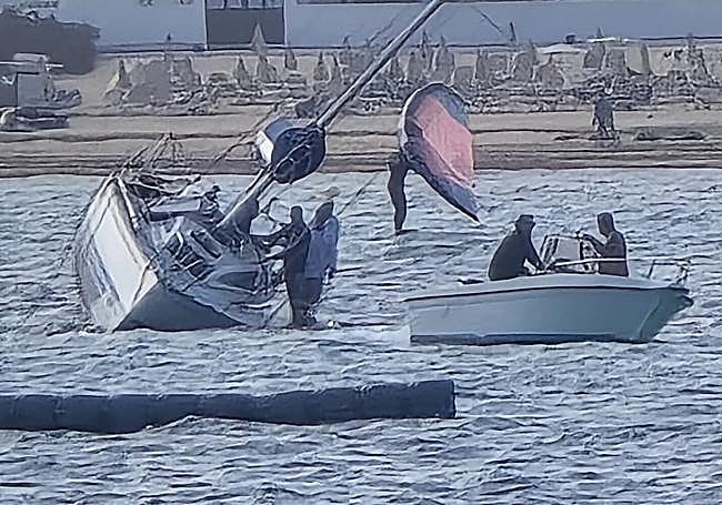 Imagen de las personas en labores para rescatar la embarcación.