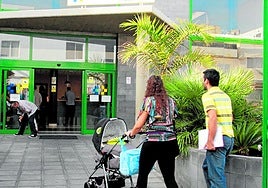 Foto de archivo de la entrada a un centro de salud.