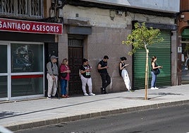 La parada de Guaguas Municipales ubicada en la calle Gordillo sigue sin bancos ni sombra.