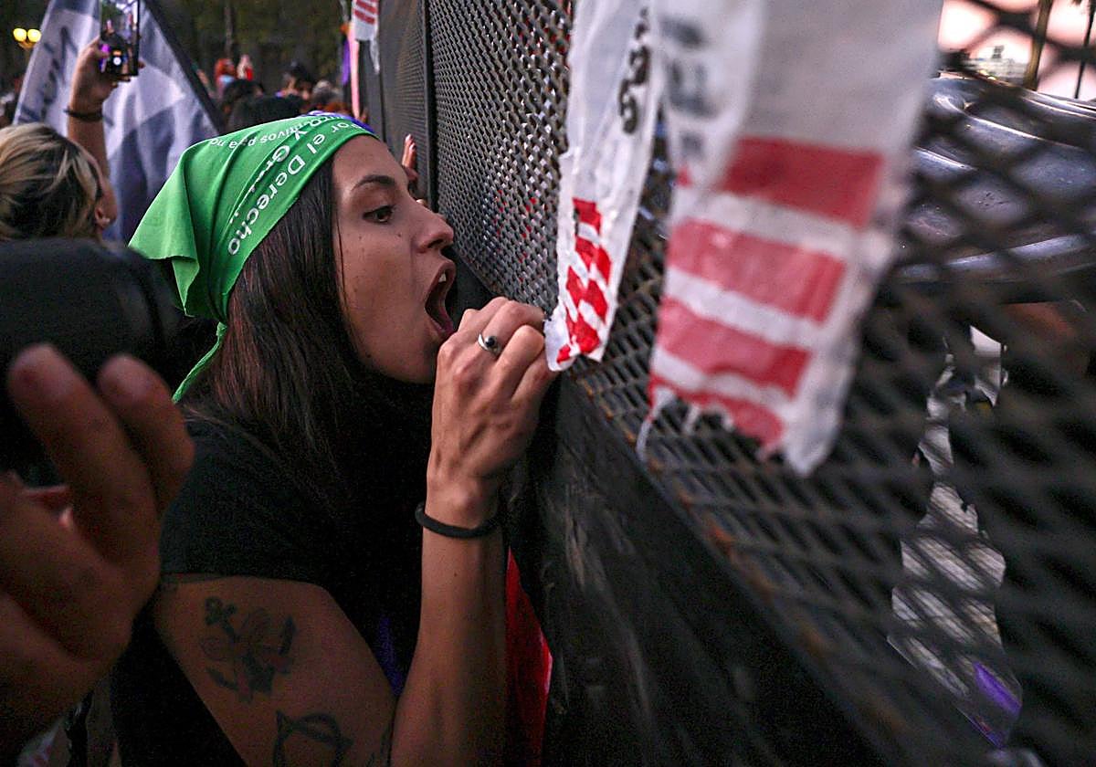 Mujeres participan en una manifestación en el marco del Día Internacional de la Mujer este sábado, en Buenos Aires (Argentina).