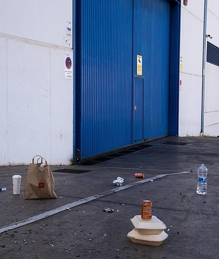 Imagen secundaria 2 - Aspecto que presentaba la urbanización este domingo.