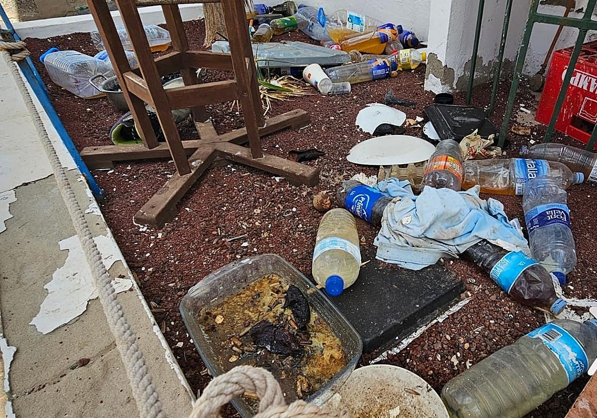 Basura acumulada en las antiguas canchas de tenis y pádel.