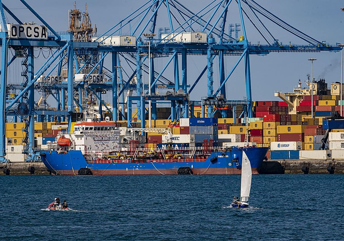 Imagen de archivo de contenedores en el Puerto de la Luz.