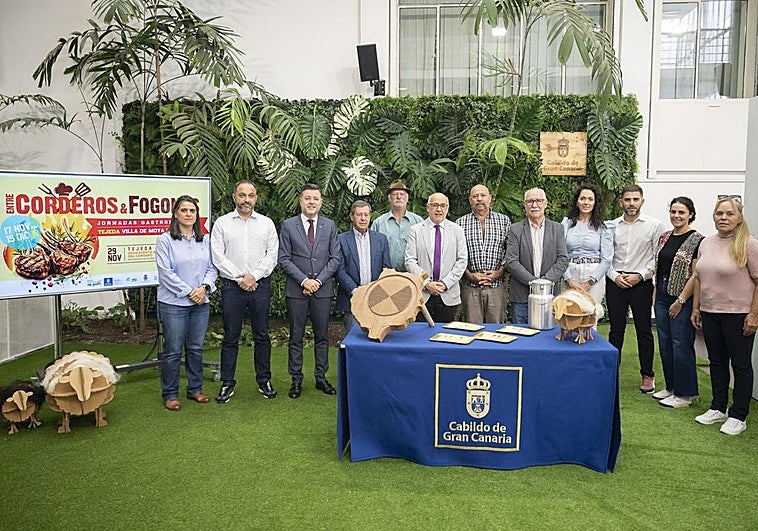 Foto de familia tras la presentación de las jornadas gastronómicas.