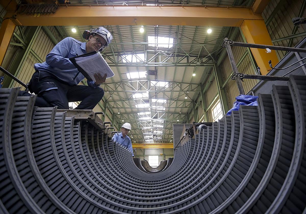 Imagen de operarios de Endesa revistando equipos en la central eléctrica de Juan Grande, en Gran Canaria.