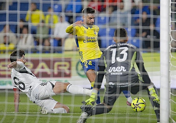 Pejiño en acción, durante el partido ante el Albacete del pasado viernes.