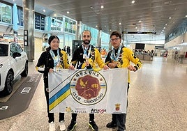 Los integrantes del GranBudo, con sus medallas.