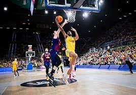 El ala-pívot francés Louis Labeyrie intenta anotar en el encuentro entre el Dreamland Gran Canaria y el Barça en el Gran Canaria Arena.