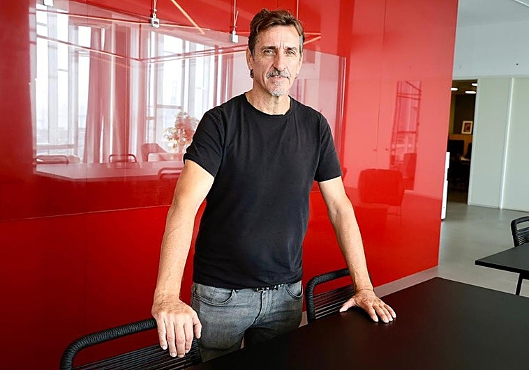 Santi Calvo, posando para la cámara en las instalaciones de CANARIAS7.