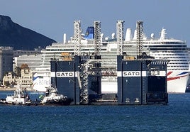 Remolcadores con base en A Coruña, en la maniobra del dique cajonero Sato Levante, al salir del muelle.