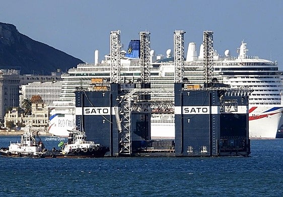 Remolcadores con base en A Coruña, en la maniobra del dique cajonero Sato Levante, al salir del muelle.