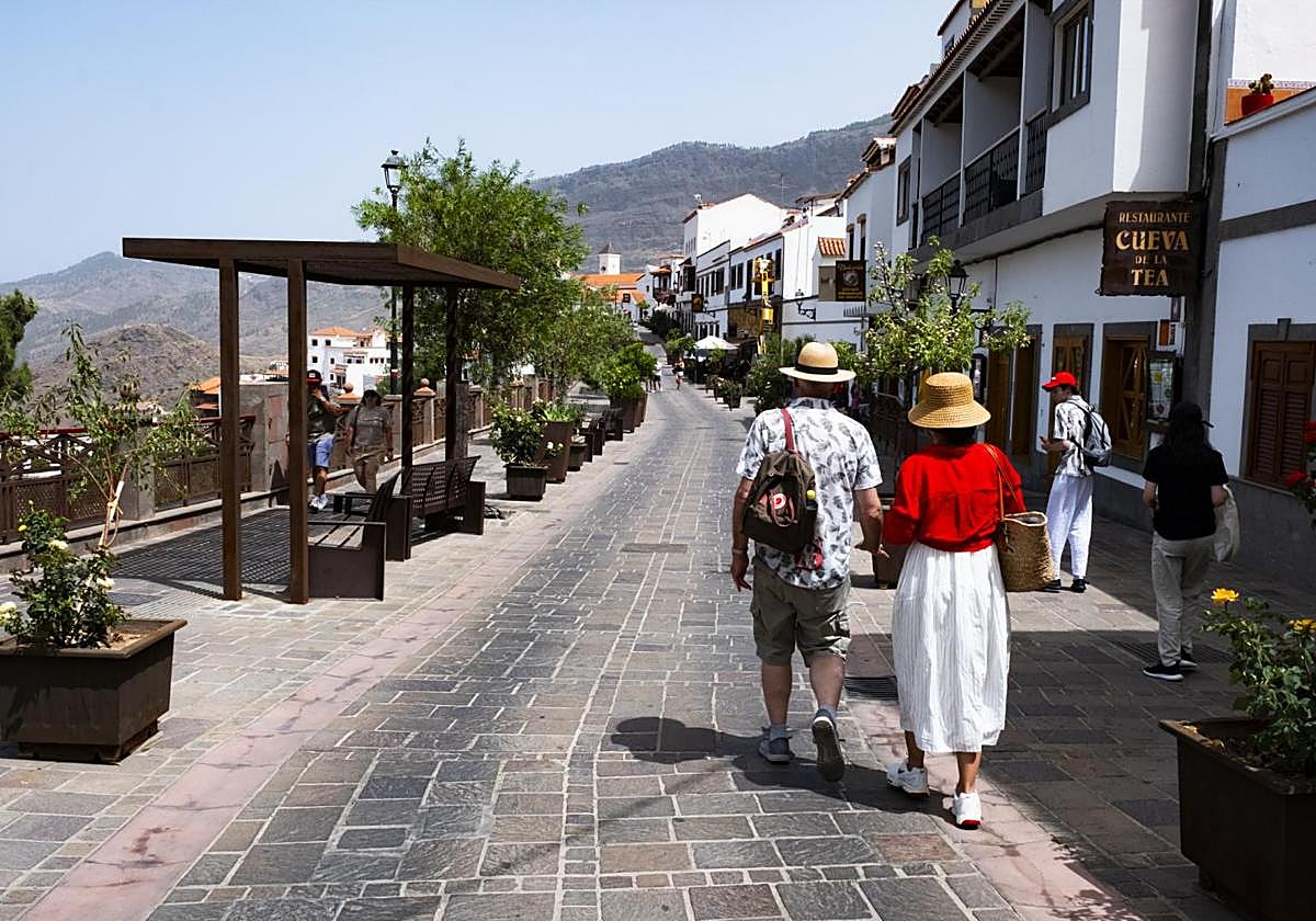 Imagen del pueblo de Tejeda en un día de verano.