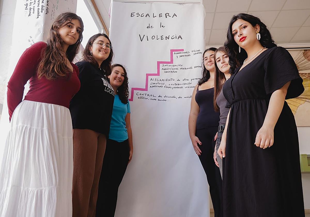 Alumnas de los institutos Tomás Morales, Pérez Galdós e Isabel de España frente a un mural sobre la 'escalera de la violencia'.
