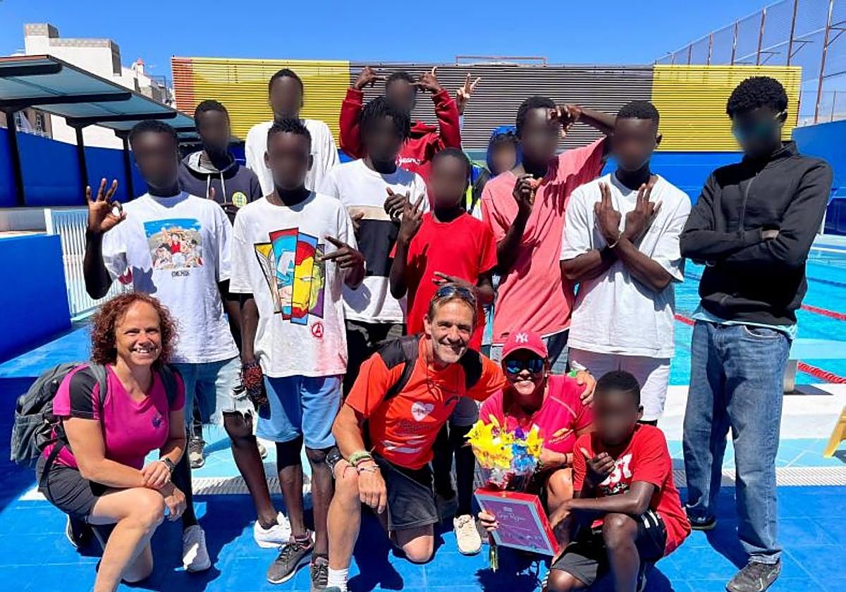 Docentes de la asociación Ak Wanak con algunos de los chicos migrantes solos con los que organizan actividades en el sur de Gran Canaria.