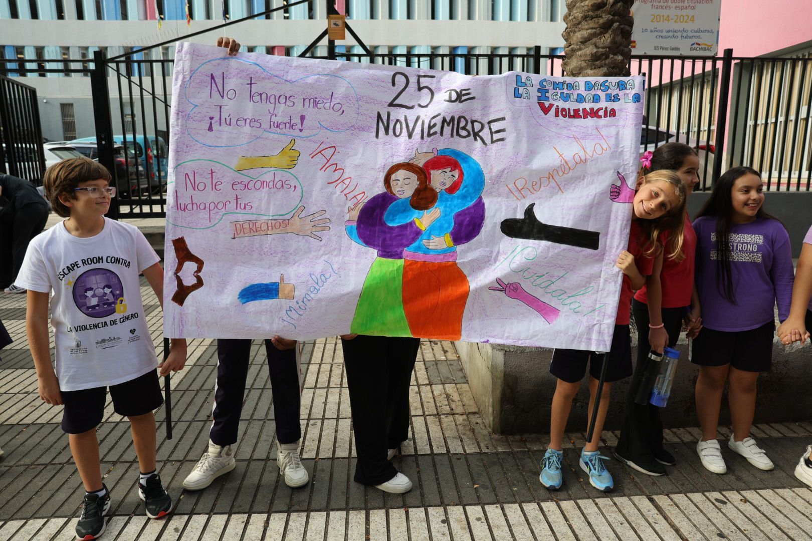 Tomás Morales se blinda con una cadena humana contra la violencia machista, en imágenes