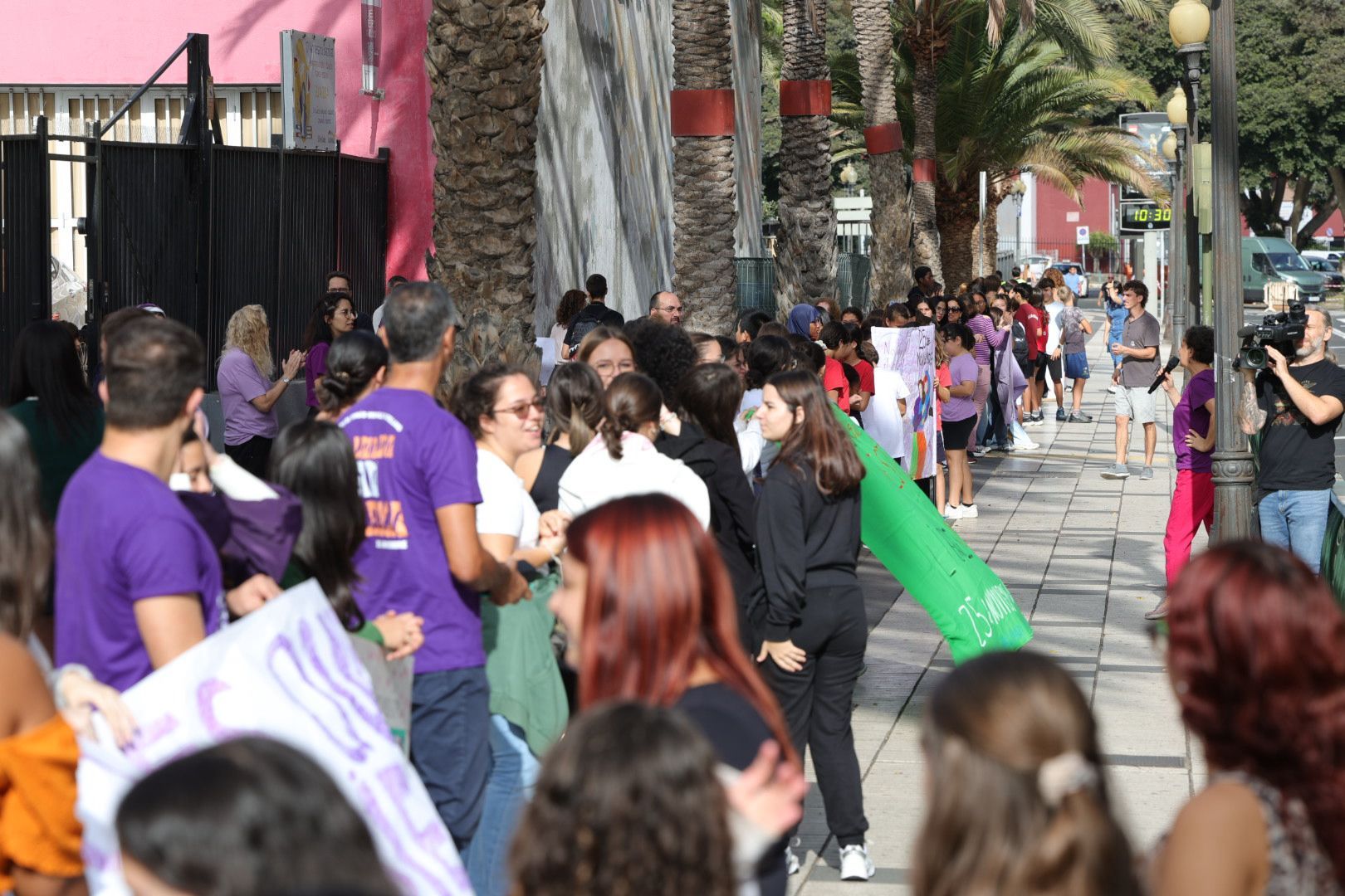 Tomás Morales se blinda con una cadena humana contra la violencia machista, en imágenes