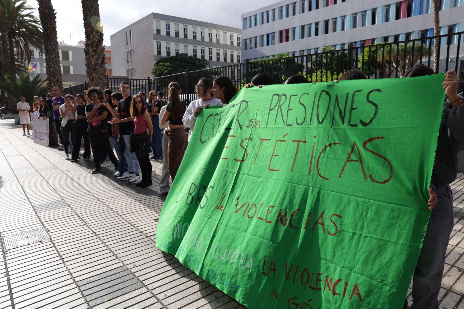 Tomás Morales se blinda con una cadena humana contra la violencia machista, en imágenes