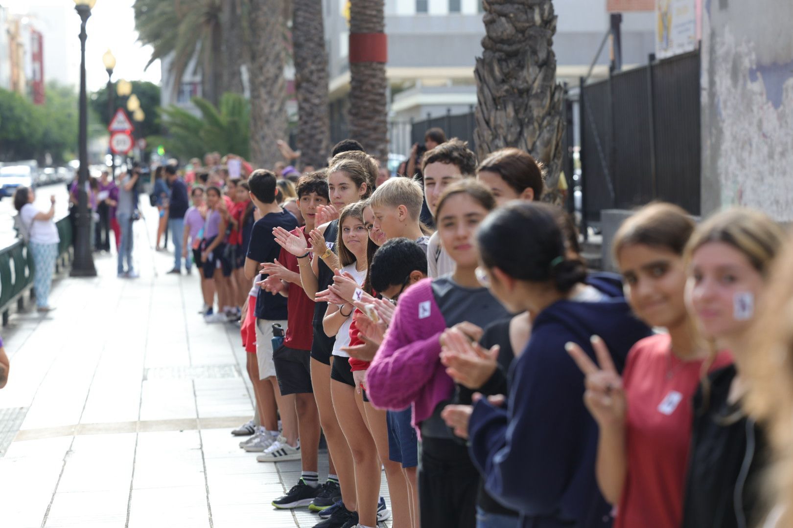 Tomás Morales se blinda con una cadena humana contra la violencia machista, en imágenes